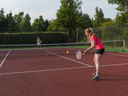 Spielen Sie Tennis auf dem Tennisplatz des Ferienparks Landal Aelderholt