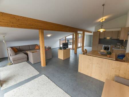 Wohnzimmer mit Küche einer Wohnung im Landal Alpen Chalet Matin