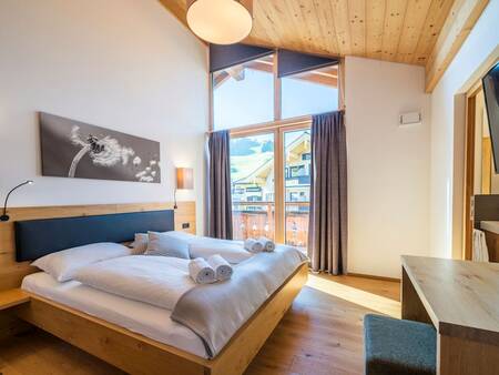 Geräumiges Schlafzimmer in einem Apartment im Landal Alpen Resort Maria Alm