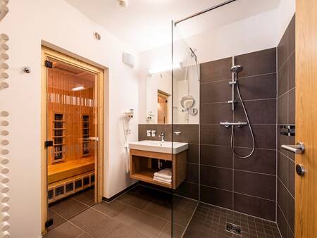 Badezimmer mit Sauna in einem Appartement im Landal Alpen Resort Maria Alm