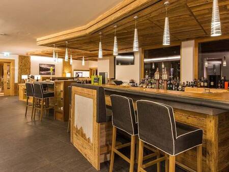 Bar in einem Restaurant der Landal Alpine Lodge Lenzerheide