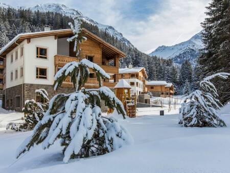 Mehrfamilienhäuser im Schnee der Landal Alpine Lodge Lenzerheide