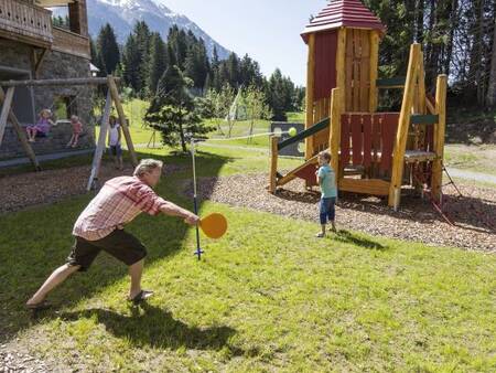 Kinder spielen auf dem Spielplatz der Landal Alpine Lodge Lenzerheide