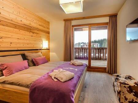 Schlafzimmer einer Wohnung in der Landal Alpine Lodge Lenzerheide