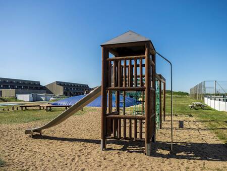 Spielplatz mit Klettergerüst und Lufttrampolin bei Landal Strandappartementen Fyrklit