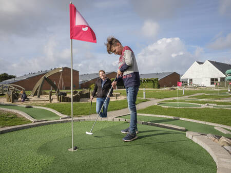 Spielen Sie Golf auf dem Minigolfplatz des Ferienparks Landal Beach Park Grønhøj Strand
