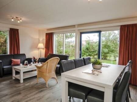 Wohnzimmer mit Essbereich eines Ferienhauses im Ferienpark Landal Beach Park Texel