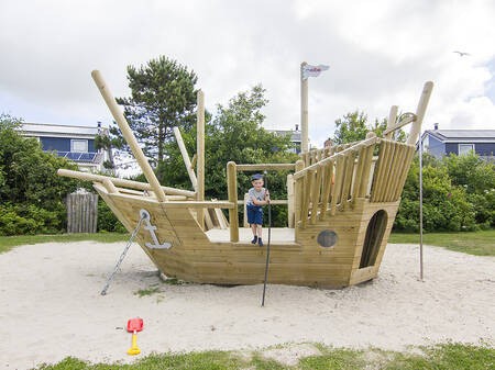 Spielschiff auf einem Spielplatz im Ferienpark Landal Beach Park Texel