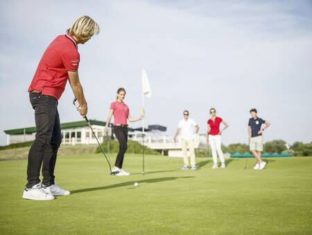 Spielen Sie Golf auf dem 2×9-Loch-Golfplatz des Ferienparks Landal Beach Resort Ooghduyne