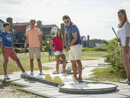 Spielen Sie eine Partie Minigolf auf dem Minigolfplatz des Ferienparks Landal Beach Resort Ooghduyne