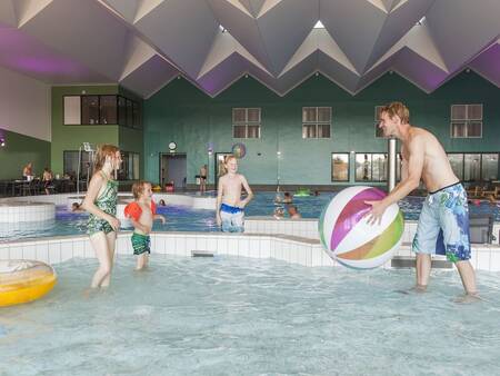 Flaches Bad im Swimmingpool des Ferienparks Landal Beach Resort Ooghduyne