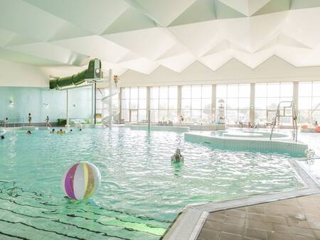 Swimmingpool mit Rutsche des Ferienparks Landal Beach Resort Ooghduyne