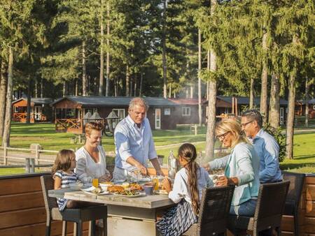 Die Familie speist auf der Terrasse des Grand Café Narvik im Ferienpark Landal Mooi Zutendaal