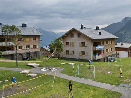 Badminton- und Fußballplatz vor einer Apartmentanlage bei Landal Brandnertal