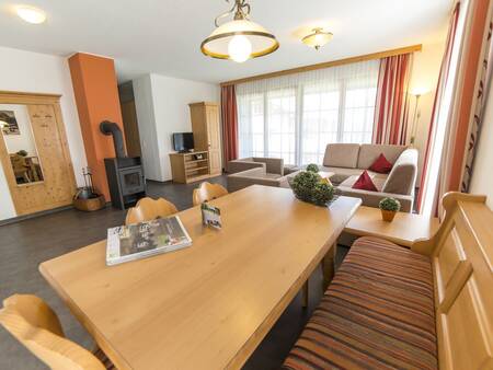 Wohnzimmer mit Kaminofen einer Ferienwohnung bei Landal Brandnertal