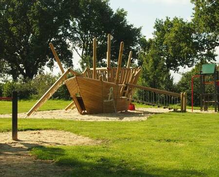 Spielschiff auf dem Spielplatz des Ferienparks Landal De Hellendoornse Berg