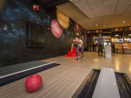 Bowling auf der Bowlingbahn des Ferienparks Landal De Lommerbergen
