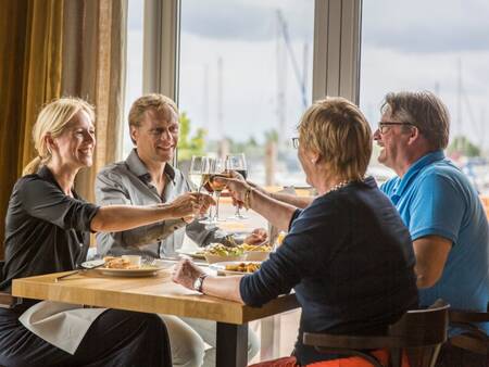 Genießen Sie Ihr Mittag- oder Abendessen im Restaurant von Landal De Reeuwijkse Plassen
