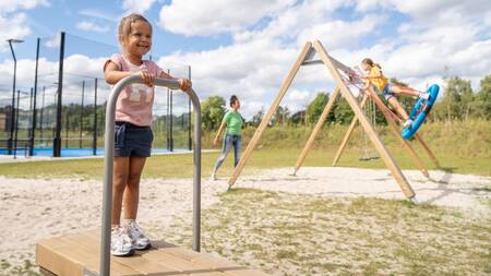 Kinder spielen auf dem Spielplatz von Landal De Strabrechtse Vennen