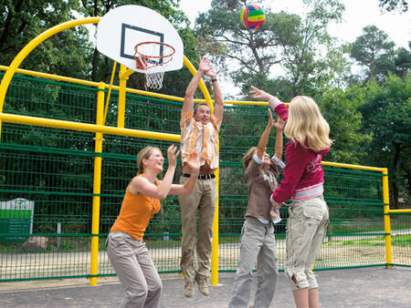 Die Familie spielt Basketball im Ferienpark Landal De Vers