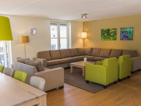 Wohnzimmer mit großem Sofa in einem Ferienhaus im Ferienpark Landal De Vers