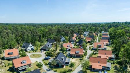 Luftbild von Ferienhäusern und Wald des Ferienparks Landal De Vers
