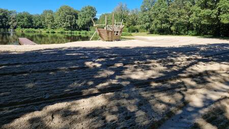 Strand mit Spielplatz im Ferienpark Landal Landgoed Bourtange