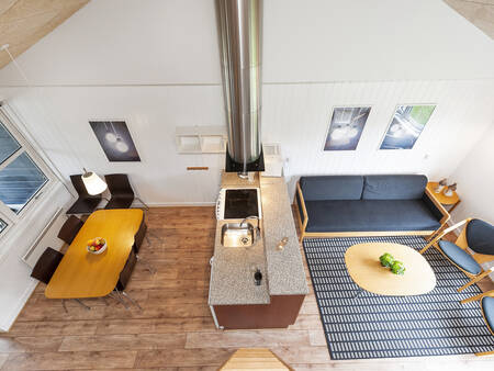 Wohnzimmer und Küche eines Ferienhauses im Landal Vakantiepark Rønbjerg