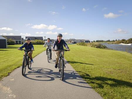 Eine Familie hat im Landal Ferienhäuser Rønbjerg Fahrräder gemietet