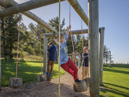 Kinder spielen auf einem Spielplatz im Landal Ferienhäuser Rønbjerg