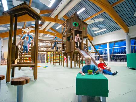 Kinder spielen auf dem Indoor-Spielplatz im Landal Vakantiepark Søhøjlandet
