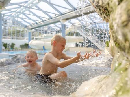 2 Kinder in einem heißen Planschbecken im Schwimmbad von Landal Vakantiepark Søhøjlandet