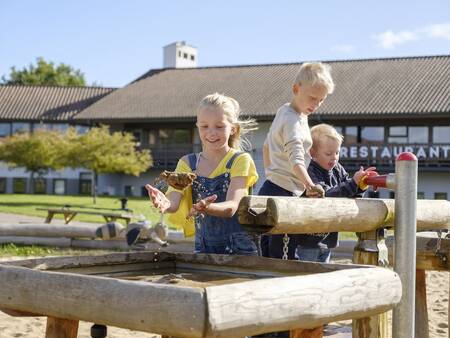 Kinder spielen auf dem Wasserspielplatz im Landal Vakantiepark Søhøjlandet