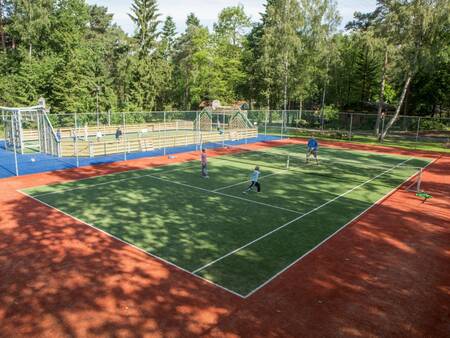 Spielen Sie Tennis auf dem Tennisplatz des Ferienparks Landal Heideheuvel