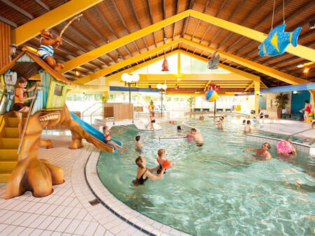 Das Hallenbad mit Rutsche im Ferienpark Landal Heihaas