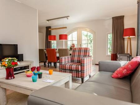 Modernes Wohnzimmer eines Ferienhauses im Ferienpark Landal Het Land van Bartje