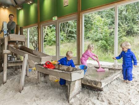 Kinder spielen auf dem Indoor-Spielplatz des Ferienparks Landal Het Land van Bartje