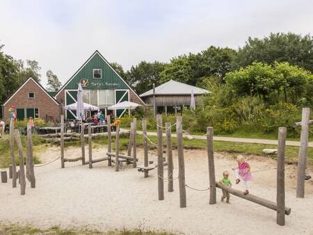 Kinder spielen auf dem Spielplatz im Ferienpark Landal Het Land van Bartje