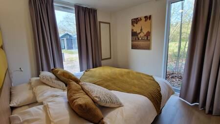 Schlafzimmer mit Doppelbett in einer Unterkunft im Landal Landgoed Bourtange