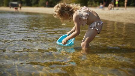 Mädchen spielt im Schwimmteich des Landal Estate Bourtange