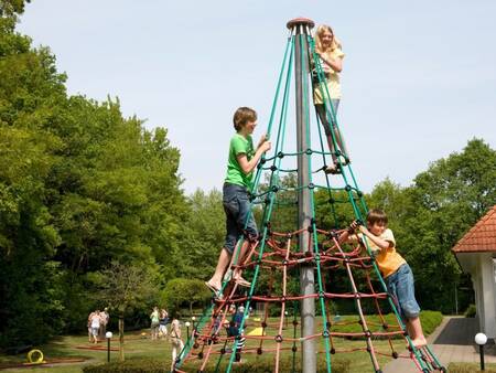 Klettergerät auf einem Spielplatz im Ferienpark Landal Landgoed De Elsgraven
