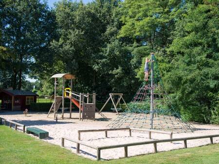 Spielplatz mit Kletterausrüstung und Schaukel im Ferienpark Landal Landgoed De Elsgraven