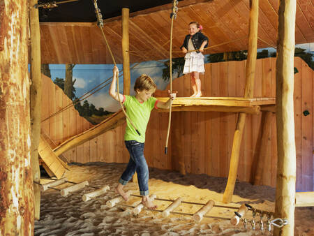 Kinder spielen auf dem Indoor-Spielplatz des Ferienparks Landal Landgoed 't Loo