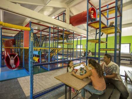Familie im Indoor-Spielparadies des Ferienparks Landal Mooi Zutendaal