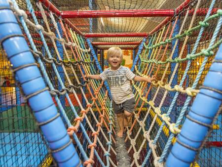Kinder spielen auf dem Indoor-Spielplatz des Ferienparks Landal Mooi Zutendaal