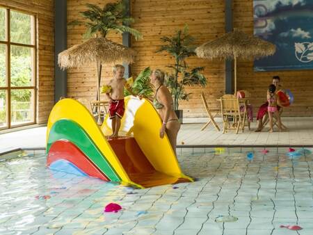 Kinder spielen im Planschbecken des Swimmingpools im Ferienpark Landal Mooi Zutendaal