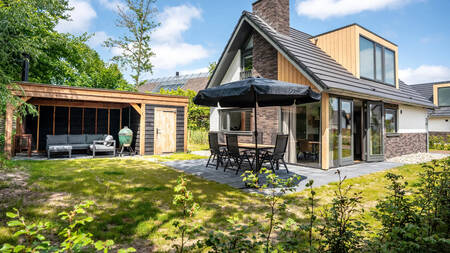 Ferienhaus mit grünem Ei im Garten im Ferienpark Landal Residence Berger Duinen