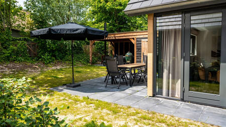 Garten mit Baldachin, grünem Ei und Gartenset mit Sonnenschirm bei Landal Residence Berger Duinen