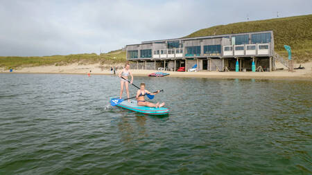 Kinderpaddeln in der Nordsee in der Nähe von Landal Residence Berger Duinen