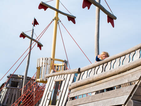 Ein Piratenschiff auf einem Spielplatz im Ferienpark Landal Seawest